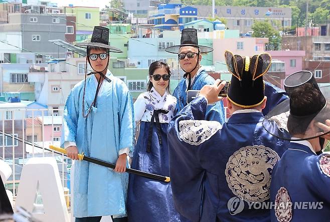 부산 감천마을 찾은 외국인 관광객들. 연합뉴스