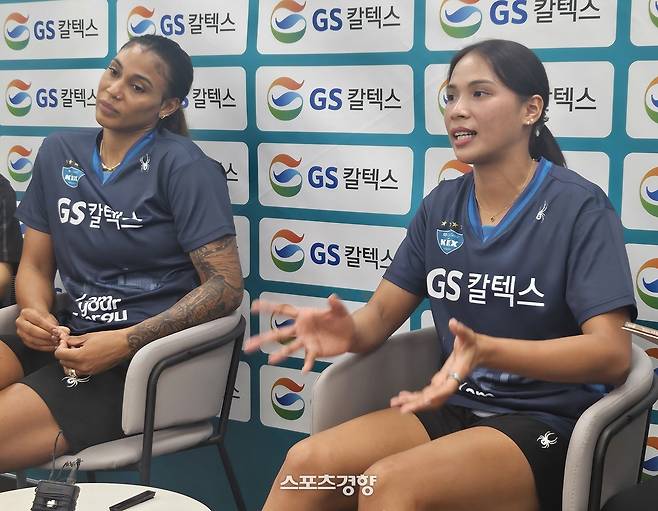 GS칼텍스 타나차 쑥솟이 1일 청평 클럽하우스에서 열린 구단 미디어데이 행사에서 인터뷰하고 있다.