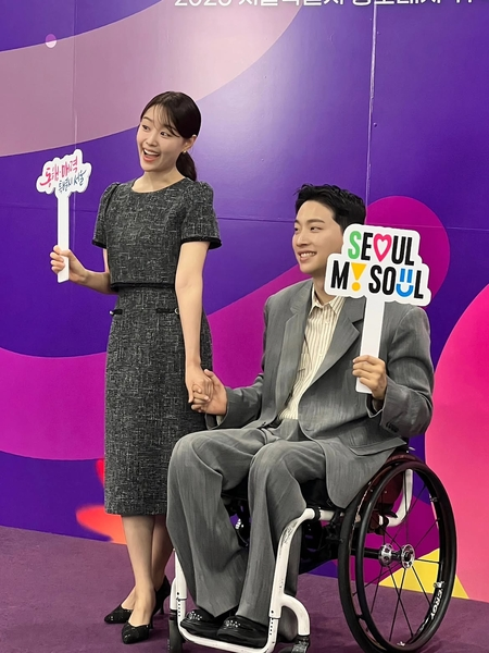 유튜버 박위(오른쪽)와 아내인 가수 송지은. 박위 SNS 캡처