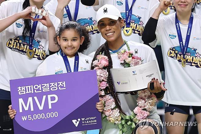 챔피언결정전 MVP로 선정된 실바 (서울=연합뉴스) 윤동진 기자 = 5일 서울 장충체육관에서 열린 챔피언결정전 한국도로공사 대 GS칼텍스 3차전 경기. 우승을 차지한 GS칼텍스 실바가 MVP를 차지한 뒤 딸 시아나와 기념촬영하고 있다. 2026.4.5 mon@yna.co.kr