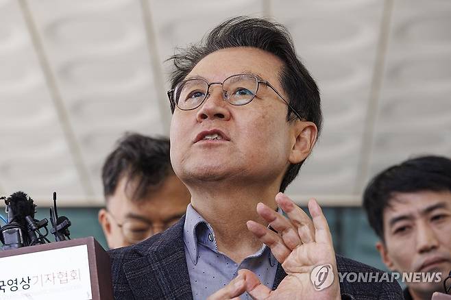 작년 3월 취재진 질문에 답하는 윤갑근 전 대구고검장 모습 [연합뉴스 자료사진. 재판매 및 DB 금지]