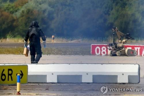라이프치히공항 폭발물처리반 [로이터=연합뉴스 자료사진. 재판매 및 DB 금지]