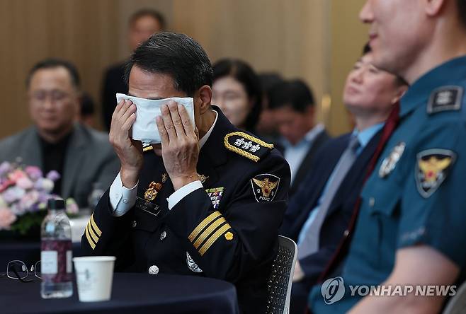 눈물 닦는 유재성 경찰청장 대행 (서울=연합뉴스) 이지은 기자 = 경찰청장 대행인 유재성 경찰청 차장이 2일 서울 서대문구 경찰청에서 열린 이임식에서 송별사를 듣던 중 눈물을 닦고 있다. 2026.9.2 jieunlee@yna.co.kr