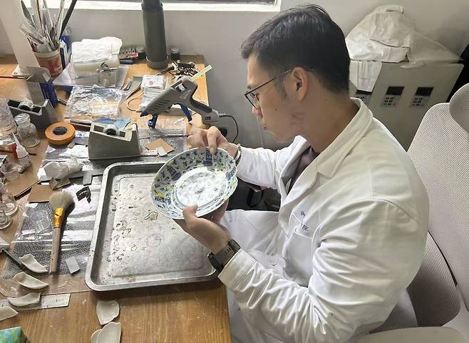 중국 징더전 황실 도자기 복원 (징더전=연합뉴스) 한종구 특파원 = 31일 중국 장시성 징더전 어요박물관에서 만난 한 연구원이 도자기 복원 작업을 하고 있다.