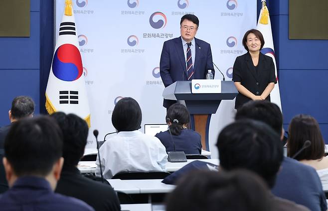 답변하는 김대현 차관 (서울=연합뉴스) 안정원 기자 = 김대헌 문체부 제2차관이 2일 정부서울청사에서 열린 국가스포츠정책위원회 사전브리핑에서 답변하고 있다.  jeong@yna.co.kr
