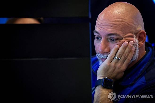 뉴욕증권거래소(NYSE)의 트레이더 [로이터 연합뉴스 자료사진. 재판매 및 DB 금지]