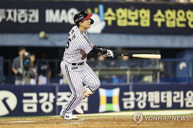 만루 홈런 치는 LG 문정빈 (서울=연합뉴스) 18일 서울 잠실야구장에서 열린 2026 프로야구 KBO리그 kt 위즈와 LG 트윈스의 경기. 5회말 1사 만루 상황 LG 문정빈이 만루 홈런을 치고 있다. 2026.8.18 [LG트윈스 제공. 재판매 및 DB 금지] photo@yna.co.kr