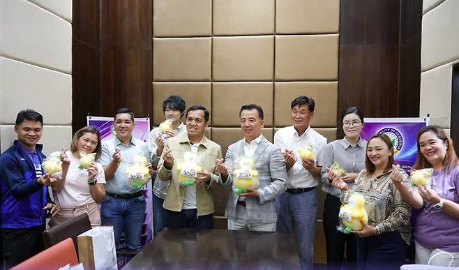 ▲ 성주군 방문단이 최근 필리핀 미사미스 오리엔탈주 클라베리아시를 방문해 외국인 계절근로자 업무협약을 개정하고 안정적인 농촌 인력 수급을 위한 협력 방안을 논의하고 했다. 성주군