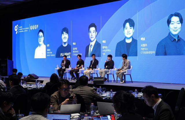 아주경제가 'AI의 국가, 한국(KOREA, State of AI)'이라는 대주제로 3일 서울 중구 더플라자 호텔에서 개최한 '제18회 착한 성장, 좋은 일자리 글로벌포럼(2026 GGGF)' 행사에서 참석자들이 '제조업과 피지컬 AI 결합 성패는?'이라는 주제로 패널 토론을 하고 있다. 왼쪽부터 최재식 인이지 대표(KAIST 석좌교수), 김선태 엔닷라이트 CTO(공동창업자), 황희승 브레인커머스 대표, 서형주 카본식스 CTO(공동창업자), 최수환 리얼월드 전무. [사진=유나현 기자]