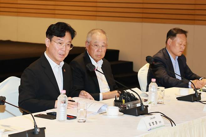 김영훈 고용노동부 장관(왼쪽 )과 류진 한국경제인협회 회장(가운데)이 3일 서울 여의도 FKI타워에서 열린 '고용노동부 장관-주요 그룹 CHO 간담회'에 참석해 발표를 청취하고 있다. [사진=한경협]