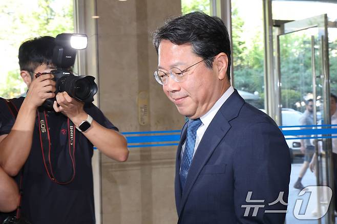 김승원 법무부 장관 후보자가 3일 오전 서울 종로구 적선현대빌딩에 마련된 인사청문회 준비사무실로 출근하고 있다. 2026.9.3 ⓒ 뉴스1 이광호 기자