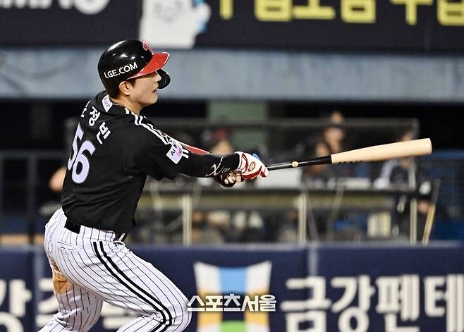 LG 문정빈이 2일 잠실구장에서 열린 2026 KBO리그 두산과 경기 8회초 1사 두산 박치국을 상대로 솔로 홈런을 치고 있다. 잠실 | 박진업 기자 upandup@sportsseoul.com
