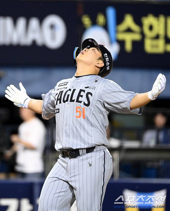12일 잠실야구장에서 열린 한화와 두산의 경기, 5회초 문현빈이 우월 선제 솔로홈런을 치고 기쁨을 나누고 있다. 잠실=허상욱 기자wook@sportschosun.com/2026.08.12/
