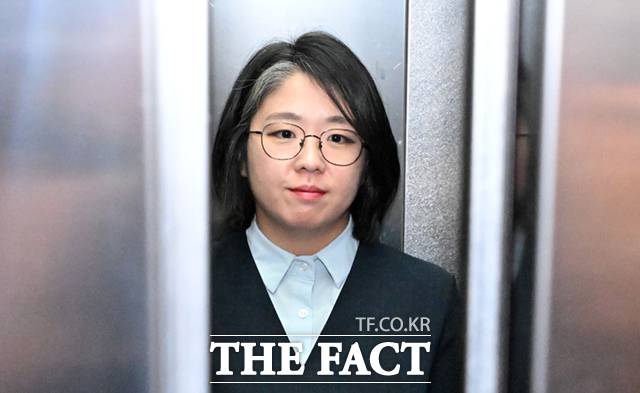 성평등가족부 장관 후보자로 지명된 용혜인 기본소득당 의원을 둘러싼 논란이 잇따르는 가운데, 기본소득당이 후보자와 직접 관련이 없는 당직자들에 대한 과도한 취재와 개인정보 공유를 자제해달라며 "언론중재위원회 제소를 비롯한 민·형사상 법적 조치를 적극 취하겠다"고 경고했다. 2일 오전 서울 서대문구 한국청소년활동진흥원에 마련된 인사청문회 준비 사무실로 첫 출근하고 있는 용 의원. /이새롬 기자