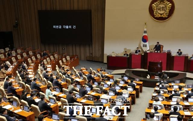 3일 서울 여의도 국회에서 열린 제439회 국회(정기회) 2차 본회의에서 의연금 갹출의 건이 가결되고 있다. /뉴시스