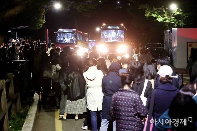 지난 2022 서울세계불꽃축제를 본 시민들이 귀가하기 위해 버스를 기다리고 있다. 아시아경제
