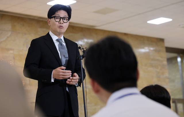 무소속 한동훈 의원이 3일 국회에서 열릴 예정인 본회의에 참석하며 김승원 법무부 장관 후보자를 둘러싼 의혹과 관련한 취재진 질의에 답하고 있다. 연합뉴스