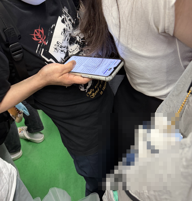 9월초 이른바 ‘2호선 밀착남’으로 온라인 커뮤니티·소셜미디어에 경계령이 확산된 남성. [소셜미디어 쓰레드 게시물 갈무리[