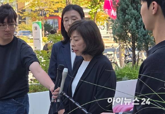 고(故) 구본무 LG 회장의 배우자 김영식 여사가 3일 서울 서초구 서울가정법원 앞에서 기자들과 만나 파양 소송 1심 패소에 대해 입장을 밝히고 있다. [사진=박지은 기자]