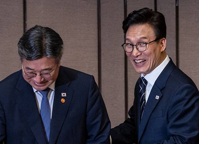 더불어민주당 김민석 대표(오른쪽)과 윤호중 행정안전부 장관이 3일 국회에서 열린 제439회 국회 정기회 2차 본회의에서 만나 대화하기 위해 자리에 앉고 있다. 2026.9.3 [사진=연합뉴스]
