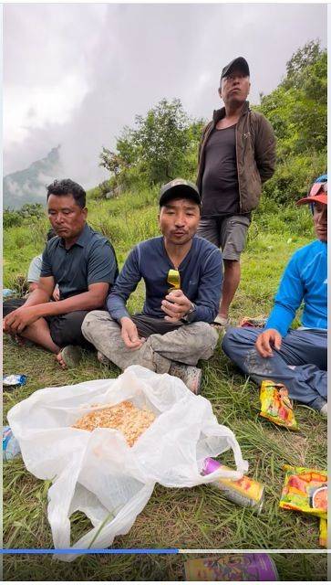 칠리메 수력발전소 터널을 수색하는 중, 찐쌀(치우라)로 끼니를 때우는 젠젠 라마(가운데)와 동료들. 사진 젠젠 라마 SNS