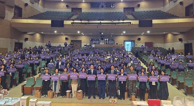 ▲ 제30회 원주양성평등대회가 2일 백운아트홀에서 구자열 원주시장, 문정환 시의장, 원은향 시 여성단체협의회장, 최선녀 강원도 여성단체협의회장, 남궁창성 강원도민일보 원주본부장, 여준성 더불어민주당 원주갑 지역위원장 등 각급 기관·단체장과 시 여협 소속 15개 단체 대표, 회원들이 참석한 가운데 열렸다.  권혜민 기자