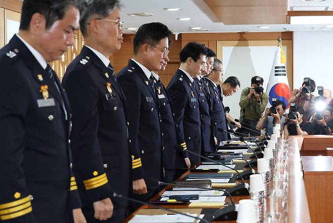유재성 전 경찰청장 직무대행 등 경찰 지휘부가 지난달 26일 서울 종로구 정부서울청사에서 열린 경찰 지휘부 회의에서 제주 실종 허위종결 사건과 관련해 대국민 사과를 하고 있다. 연합뉴스