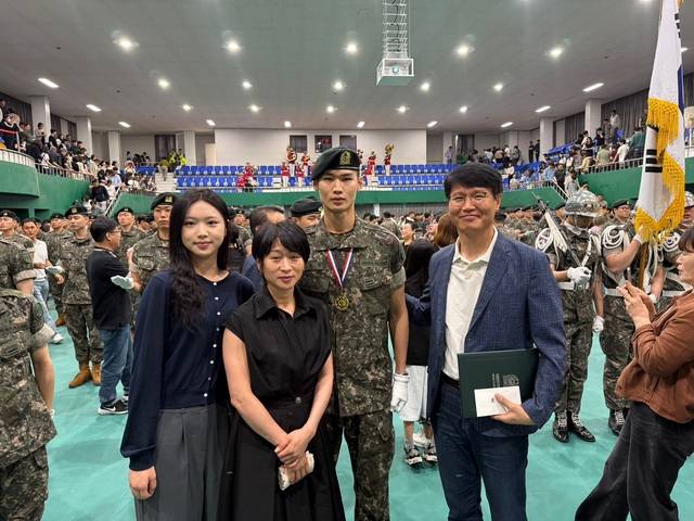 지난 5월 강철부대 신병훈련소 수료식에서 가족이 함께 기념사진을 찍었다. 그날 아들(이승형)은 최우수 훈련병에 선정되어 메달을 목에 걸었다.