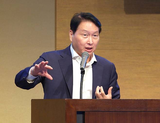 최태원 대한상의 및 SK그룹 회장이 30일 오후 일본 센다이 웨스틴호텔에서 열린 '한일 저출산 대응 교류위원회 1차 회의 겸 저출산 대응 심포지엄'에서 개회사를 하고 있다.(사진=대한상의 제공) *재판매 및 DB 금지