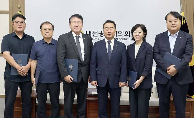 [대전=뉴시스] 대전시의회 행동강령운영 자문위원들이 2일 위촉식이 열린 뒤 조성칠(오른쪽 세번째) 시의장과 기념사진을 찍고 있다. (사진=대전시의회 제공) 2026.09.03. photo@newsis.com  *재판매 및 DB 금지
