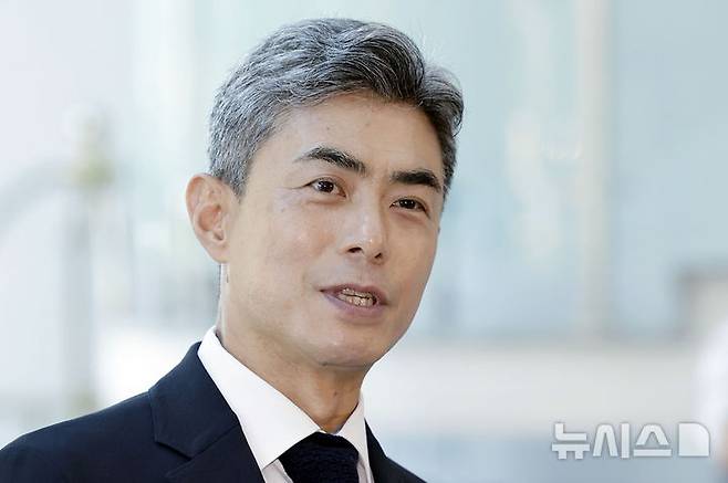 [서울=뉴시스] 최동준 기자 = 강신철 국방부 장관 후보자가 3일 서울 용산구의 인사청문회 준비 사무실로 출근하며 취재진 질문에 답변하고 있다. 2026.09.03. photocdj@newsis.com