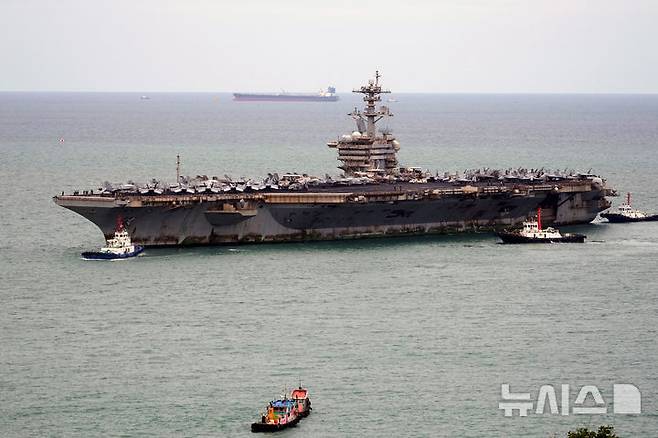 [AP/뉴시스] 이란 전쟁으로 역대 최장 기간 해상 체류 기록을 쓴 미군 항공모함 USS 에이브러햄 링컨함의 모습이 충격을 주고 있다고 미 CNN방송이 2일(현지 시간) 보도했다. 사진은 녹이 슨 링컨함. 2026.09.03