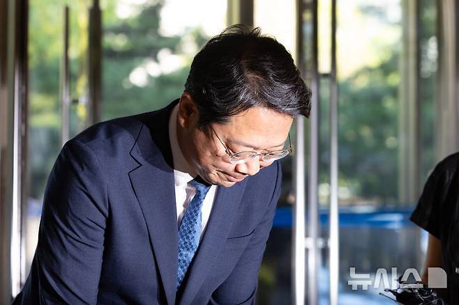 [서울=뉴시스] 황준선 기자 = 김승원 법무부 장관 후보자가 3일 오전 서울 종로구 적선현대빌딩에 마련된 인사청문 준비 사무실로 출근하며 고개숙여 인사하고 있다. 2026.09.03. hwang@newsis.com