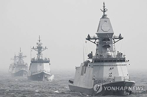 해역 훈련을 하는 충남함 해군이 제10회 서해수호의 날을 맞아 지난 25일부터 오는 27일까지 동·서·남해 전 해역에서 훈련을 실시한다고 26일 밝혔다. 충남함(FFG-Ⅲ, 3600톤)이 실사격 훈련을 하고 있다. 2025.3.26 [서울=연합뉴스 제공]