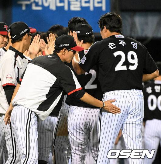 [OSEN=잠실, 이대선 기자] 프로야구 LG 트윈스가 두산 베어스와 '잠실 라이벌전'에서 이틀 연속 승리하며 위닝을 확보했다.&nbsp;LG는 2일 서울 잠실구장에서 열린 2026 KBO리그 두산과 경기에서 5-1로 승리했다.&nbsp;LG는&nbsp;3위 자리를 지켰고, 5위 두산과 승차를 4경기 차이로 벌렸다.&nbsp;경기 종료 후 LG 염경엽 감독이 손주영과 승리의 기쁨을 나누고 있다. 2026.09.02 /sunday@osen.co.kr