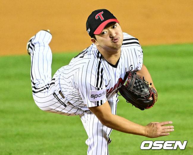 [OSEN=잠실, 최규한 기자] 13일 서울 잠실야구장에서 ‘2023 신한은행 SOL KBO 포스트시즌 한국시리즈’ 5차전 LG 트윈스와 KT 위즈의 경기가 열렸다. 9회초 마운드에 오른 LG 투수 고우석이 힘차게 공을 뿌리고 있다. 2023.11.13 / dreamer@osen.co.kr