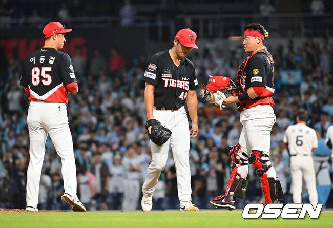 [OSEN=창원, 이석우 기자] 2일 창원NC파크에서 2026 신한 SOL KBO 리그 NC 다이노스와 KIA 타이거즈의 경기가 열렸다. 홈팀 NC는 토다가, 방문팀 KIA는 시라카와가 선발 출전했다. KIA 타이거즈 이의리가 9회말 2사 만루 상황에서 교체되고 있다. 2026.09.02 / foto0307@osen.co.kr