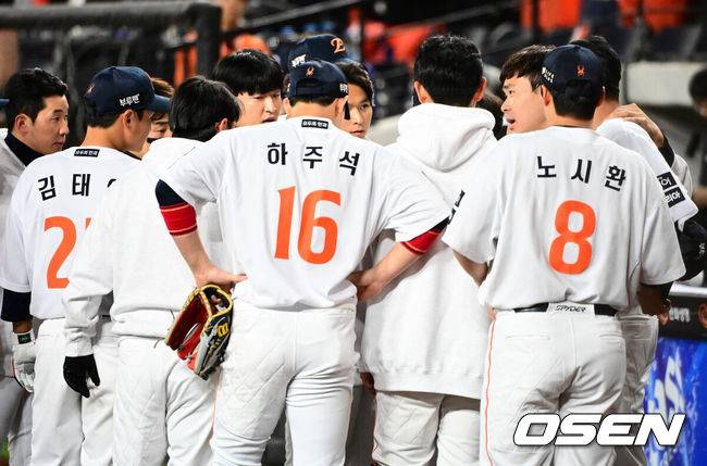 [OSEN=대전, 지형준 기자] 24일 오후 대전 한화생명볼파크에서 2025 신한 SOL Bank KBO리그 포스트시즌 플레이오프 5차전 한화 이글스와 삼성 라이온즈의 경기가 열렸다.한화는 코디 폰세, 삼성은 최원태를 선발 투수로 내세웠다.2회초 수비를 마치고 한화 이재원이 미팅을 소집, 선수들과 이야기를 나누고 있다. 2025.10.24 /jpnews@osen.co.kr