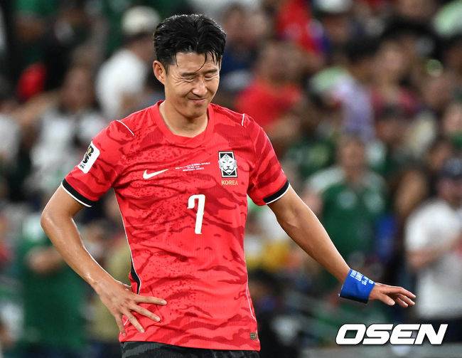 [OSEN=몬테레이(멕시코), 이대선 기자] 홍명보 감독이 이끄는 대한민국 축구대표팀은 25일(이하 한국시간) 오전 10시 멕시코 몬테레이 스타디움에서 개최된 2026 국제축구연맹(FIFA) 북중미 월드컵 조별리그 A조 최종전에서 남아프리카공화국에게 0-1 충격패를 당했다.&nbsp;1승2패가 된 한국은 A조 3위로 밀리며 32강 자력진출에 실패했다. 한국은 나머지 조들의 상황을 따져보고 32강에 진출할 가능성은 남아있다.경기 종료 후 대한민국 손흥민이 패배에 아쉬워하고 있다. 2026.06.25 /sunday@osen.co.kr