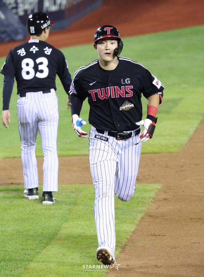 2026 신한 SOL KBO리그 두산 베어스 대 LG 트윈스 경기가 2일 서울 잠실야구장에서 열렸다.  LG 문정빈이 8회초 1사에서 우중월 1점 홈런을 날리고 홈인하고 있다. /사진=김진경 대기자