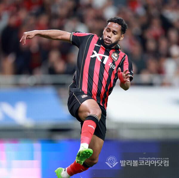 FC서울 안데르손, 몸 날려 공격 저지.2026.05.05.(사진=김경수 기자/ 발리볼토리아닷컴)