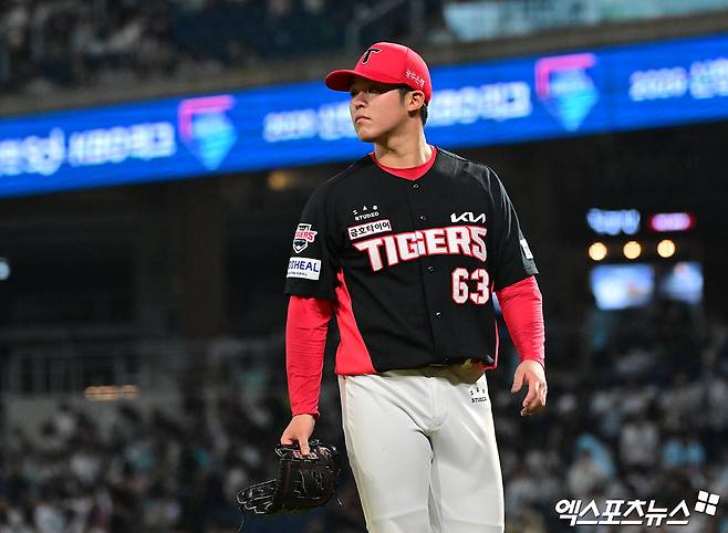 2일 오후 경상남도 창원NC파크에서 열린 ‘2026 신한은행 SOL KBO리그' KIA 타이거즈와 NC 다이노스의 경기, 6회말 수비를 마친 KIA 시라카와가 더그아웃으로 향하고 있다. 창원, 김한준 기자