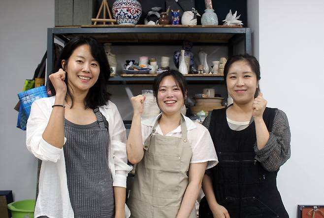 중국 징더전에서 활동하는 한국인 도예가들 (베이징=연합뉴스) 한종구 특파원 = 1일 중국 장시성 징더전에서 만난 한국인 도예가들. 왼쪽부터 나지선·이인경·권수아씨.