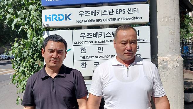 한국 근무 경력 쌓은 귀국 근로자 (타슈켄트=연합뉴스) 박현수 기자 = 지난 7월 6일 우즈베키스탄 EPS센터에서 연합뉴스와 인터뷰한 후 기념촬영한 루스타모브 다니요르(왼쪽) 타슈켄트 직업훈련원 공과장과 주마노프 라힘 씨. 2026.9.3 phyeonsoo@yna.co.kr