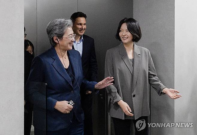 네이버 사옥 둘러보는 리사 수 AMD CEO와 최수연 대표 (서울=연합뉴스) 리사 수 AMD CEO가 18일 경기 성남시 네이버 제2사옥 1784를 방문해 최수연 네이버 대표이사와 사옥 내부를 둘러보고 있다. 2026.3.18 [독자 제공. 재판매 및 DB 금지] photo@yna.co.kr
