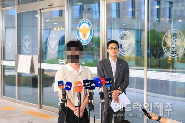 장 모씨의 오빠(사진 왼쪽)가 제주경찰청을 찾아 입장을 밝히고 있다 ⓒ헤드라인제주