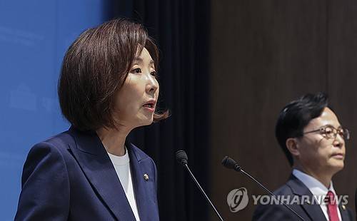'ETF 국민사기 3인방' 사기죄 고발 기자회견 하는 나경원 의원