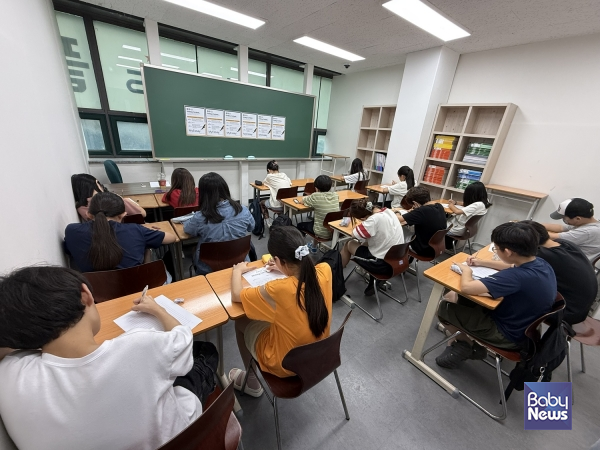 2026 영어 글쓰기 콘테스트 현장에서 학생들이 시험을 치르고 있다. ⓒ교원그룹