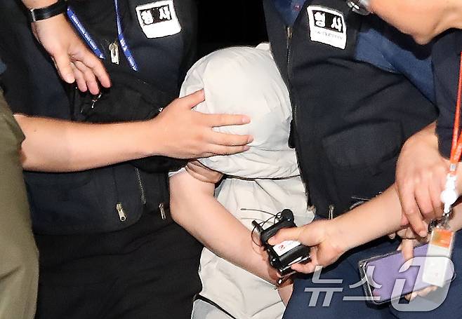 20대 중국인 유학생을 살해한 혐의를 받는 피의자 A 씨가 지난달 25일 오후 경찰에 체포돼 경산경찰서로 압송되고 있다. ⓒ 뉴스1 공정식 기자