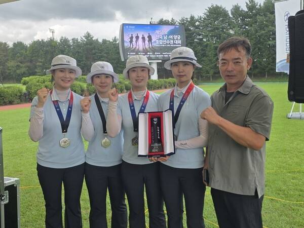 순천시청 양궁팀이 제58회 전국 남여 양궁 종합선수권대회에서 단체전 은메달 시상식 후 기념촬영하고 있다(좌측부터 양궁팀 이은경 탁해윤 유시현 남수현 송윤종 감독)/사진=순천시